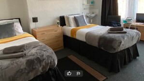 House - Standard Twin Room - Shared (Redcar)
