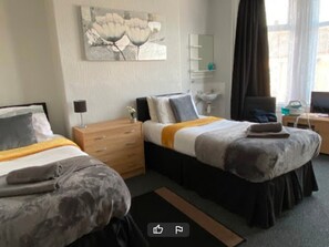 House - Standard Twin Room - Shared (Redcar)