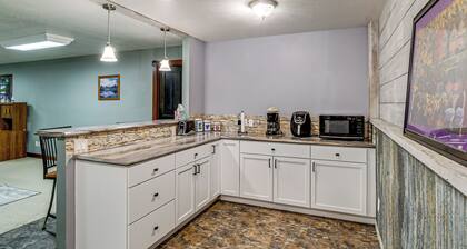 9 Mi to Clear Lake! Cozy Apartment