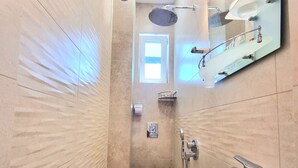 Une salle de bain moderne équipée de toilettes, d’un lavabo et d’une douche.