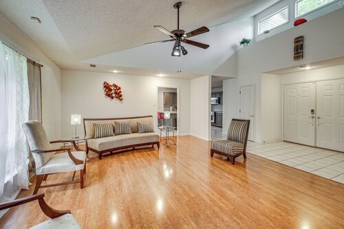 Sun Porch w/ Fireplace! Family Home By Little Rock