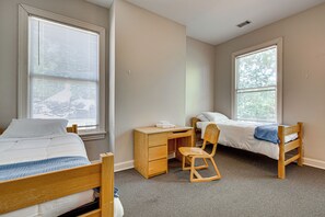 A bedroom with two single beds, a desk, and a chair. - 'Agnes Arbor' Walkable Group Getaway in Decatur! (Decatur)