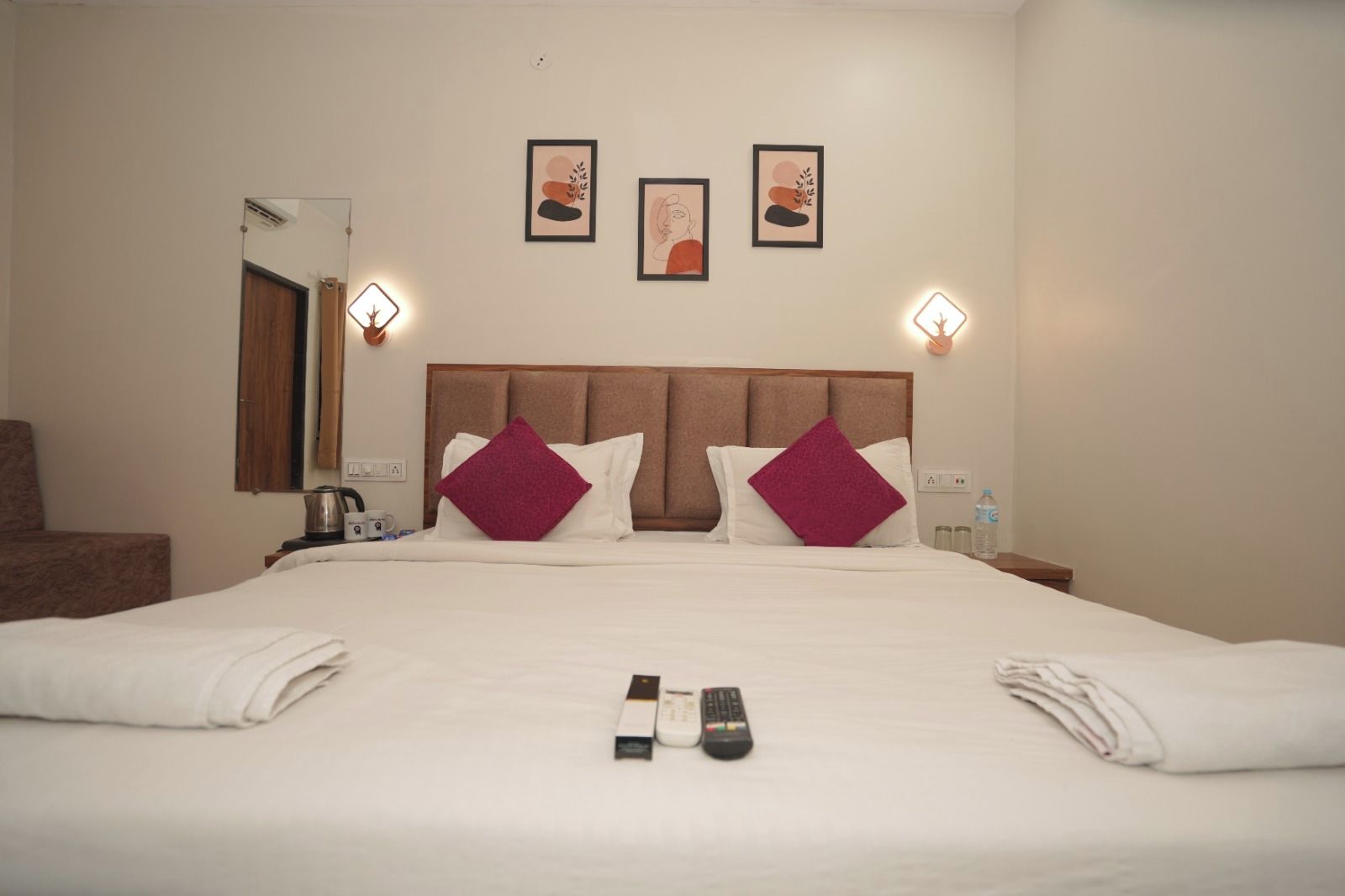 Deluxe Double Room | Laptop workspace, iron/ironing board (on request), WiFi (free)