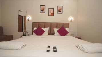 Deluxe Double Room | Laptop workspace, iron/ironing board (on request), WiFi (free)