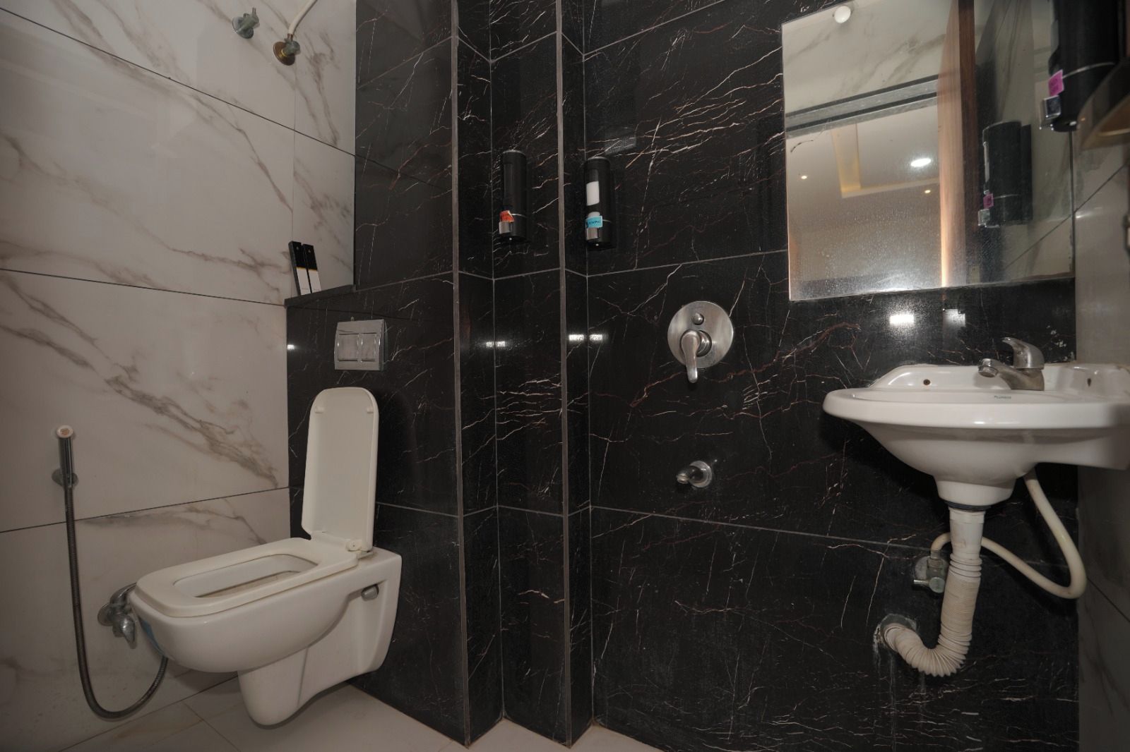 Premium Double Room | Bathroom | Shower, towels, soap, shampoo