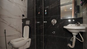 غرفة بريميم مزدوجة | حمام | تجهيزات دش، مناشف، صابون، شامبو