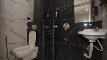 Premium Double Room | Bathroom | Shower, towels, soap, shampoo
