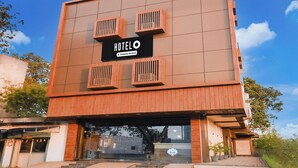 Un edificio moderno de hotel con un letrero que indica que ofrece servicios para empresas.