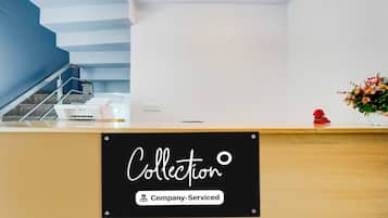 Una mesa de recepción con un letrero que dice 'Collection Company-Serviced'.