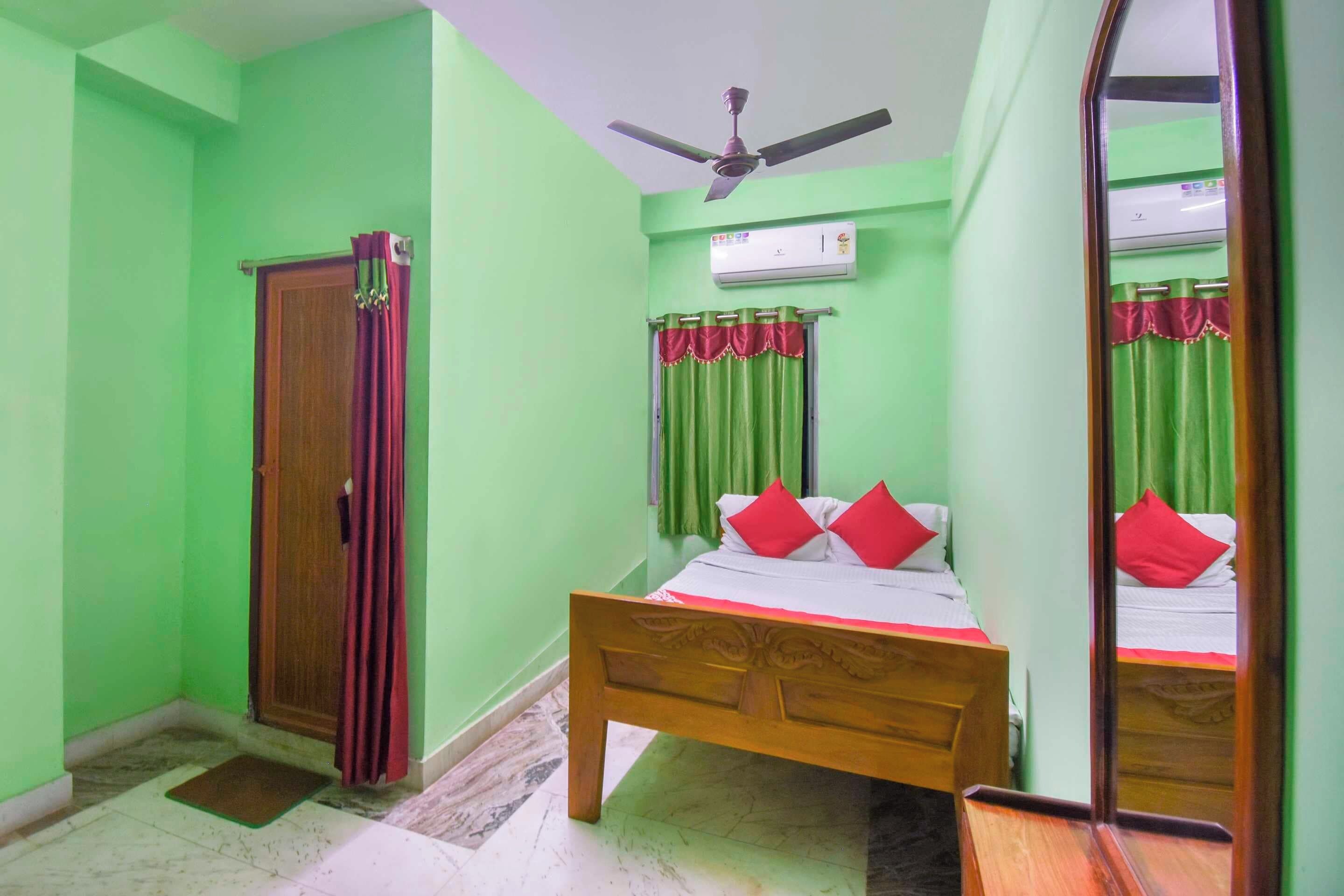 Un dormitorio con cama, armario, ventilador de techo y unidad de aire acondicionado.