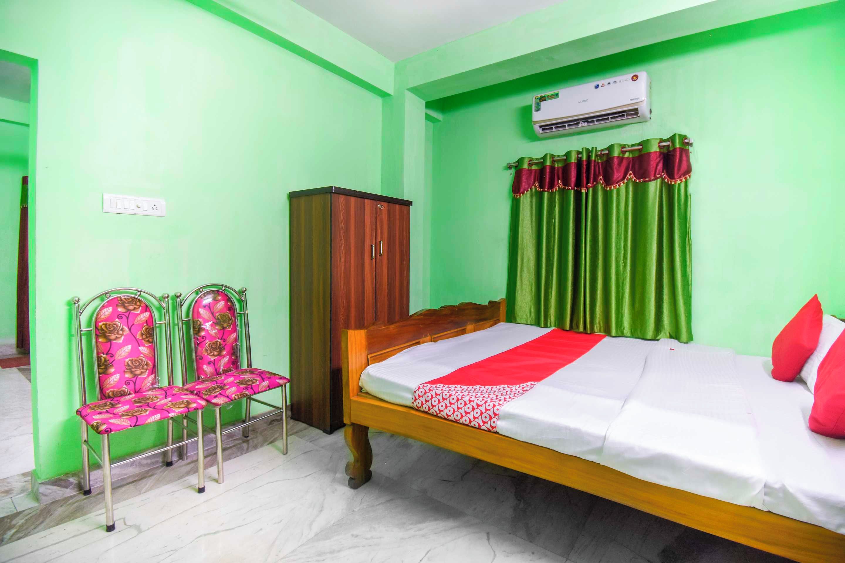 Une chambre comprenant un lit, une armoire, une chaise et un appareil de climatisation.