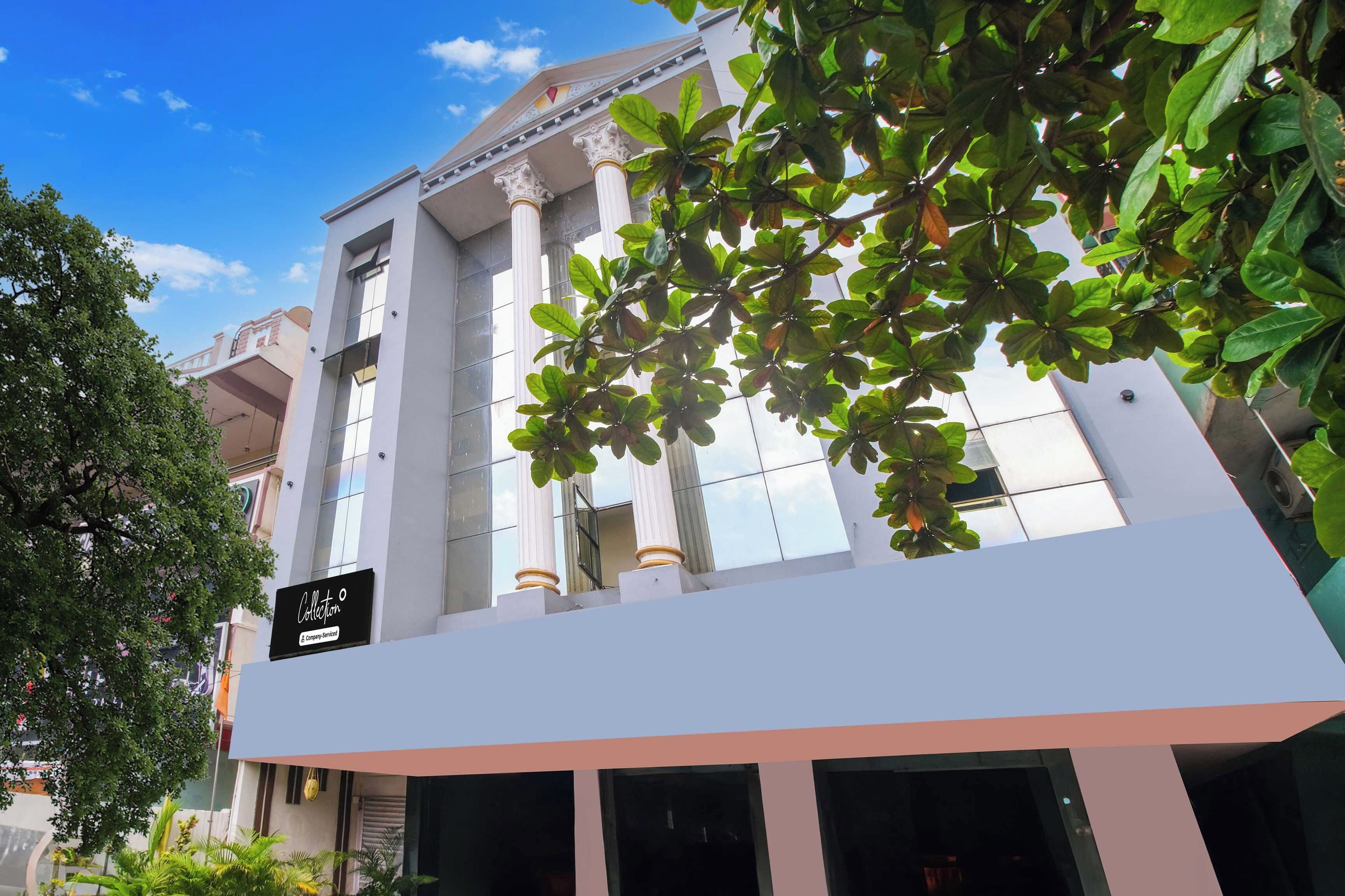 Un edificio moderno con amplios ventanales y un letrero que indica un servicio de la empresa.