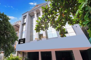Un edificio moderno con amplios ventanales y un letrero que indica un servicio de la empresa.