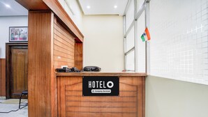 Een hotel receptiebalie met een bord waarop staat dat het een bedrijfsdienst is.