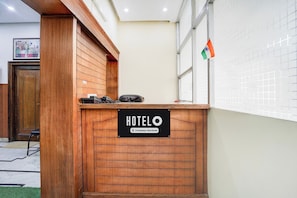 Ein Hotel-Rezeptionstresen mit einem Schild, das darauf hinweist, dass er von der Firma übernommen wurde.