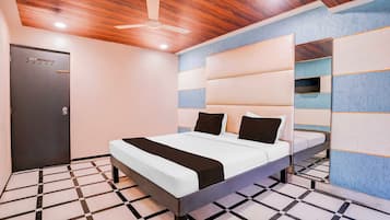 Quarto moderno com cama, ventilador de teto e porta.
