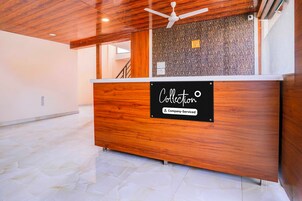Una recepción con detalles de madera y un letrero que dice 'Collection Company-Serviced'.