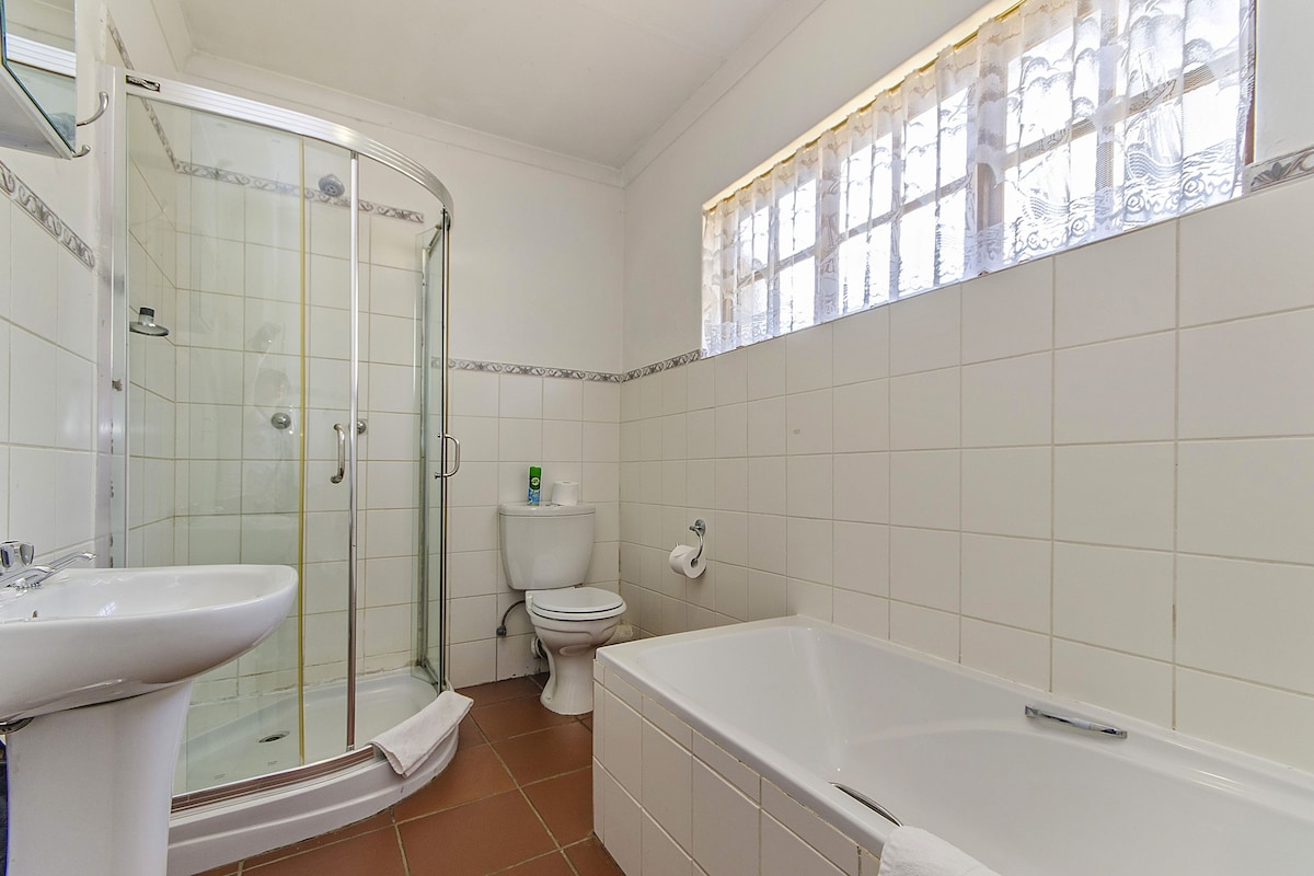 Habitación Deluxe doble, no fumadores, vistas al jardín | Baño | Secador de pelo, toallas, jabón y champú