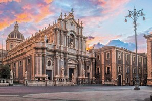 Un edificio storico con architettura classica, caratterizzato da una cupola e una facciata decorata.