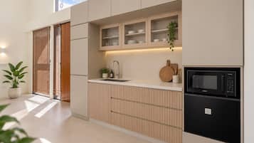 Villa, balcón, vista al jardín | Cocina privada