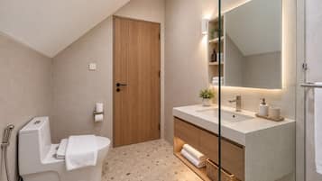 Villa, balcón, vista al jardín | Baño