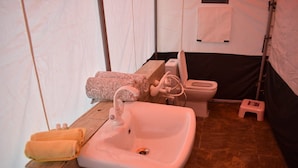 Lều Deluxe, phòng tắm riêng, quang cảnh núi | Phòng tắm | Buồng tắm vòi sen, khăn tắm, xà phòng, dầu gội 
