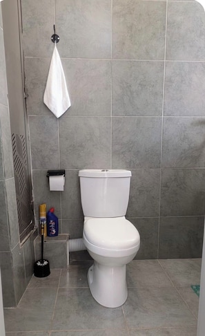 Shower, towels, soap, toilet paper - Cozy Modern Stay on Kiambu Road Near UN & Runda (Kiambu)