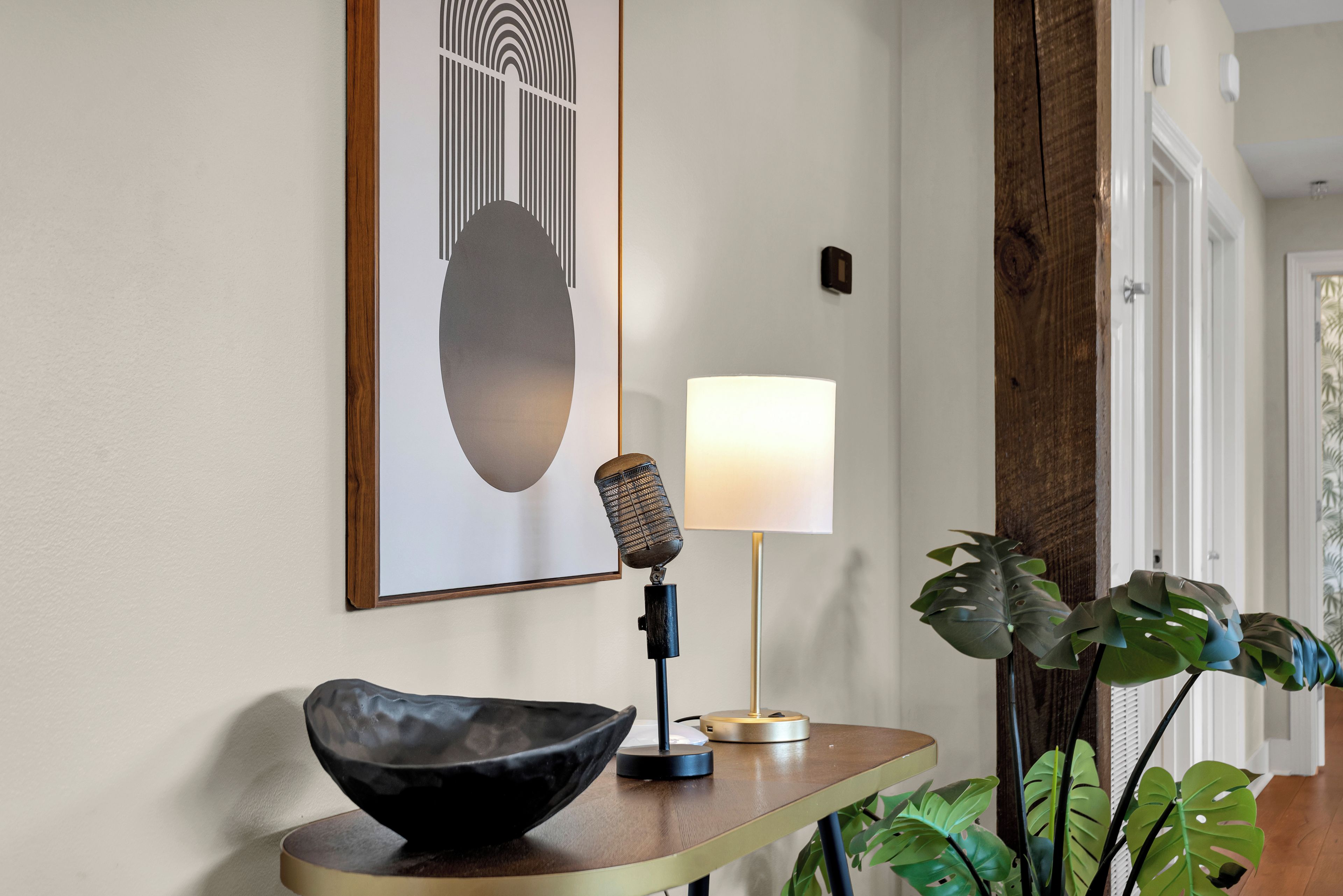 Vintage microphone decor with a nod to the music scene
