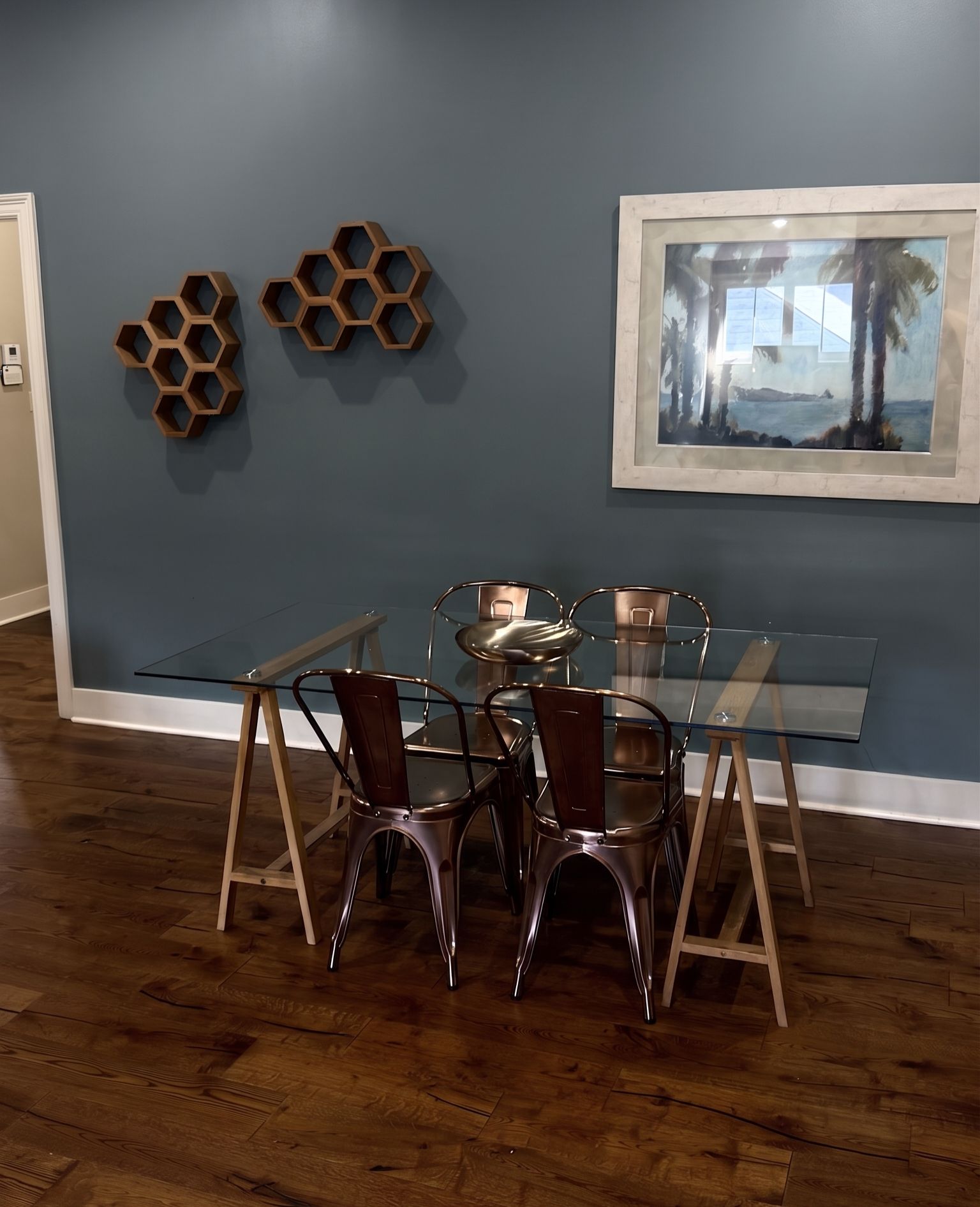 Intimate Dining With a Stylish Setting
