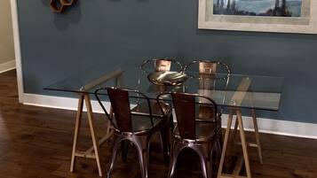 Intimate Dining With a Stylish Setting
