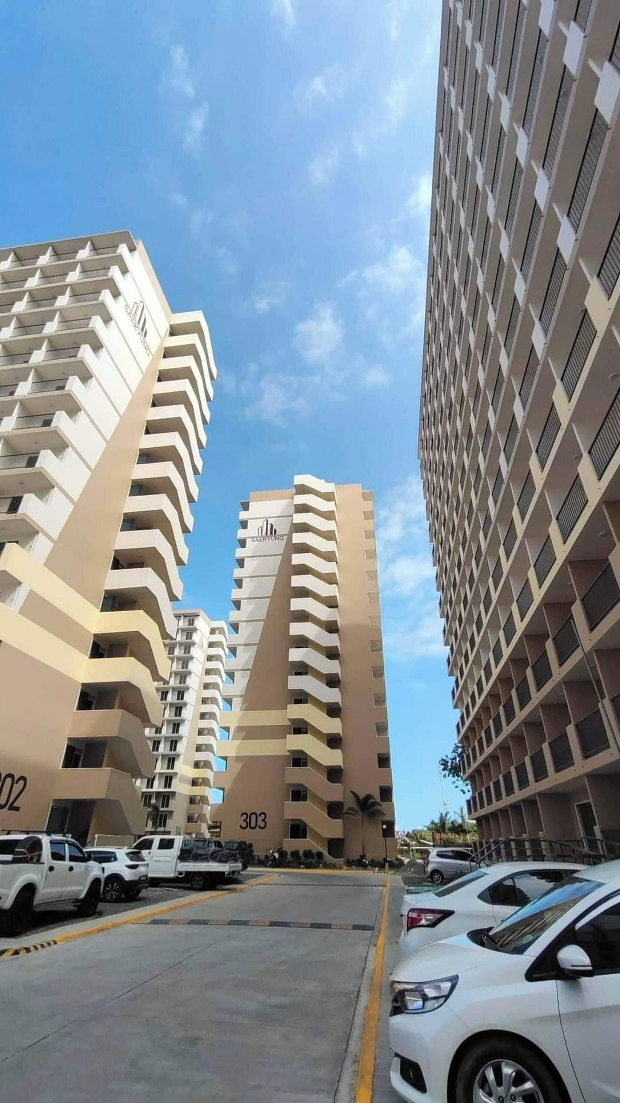 Um moderno edifício alto com várias varandas e um céu claro.