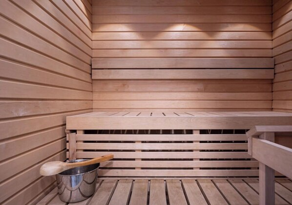 A wooden sauna with benches and a metal bucket. - Ylläs Sivulantie 4 112 by Holiday in Lapland (Äkäslompolo)