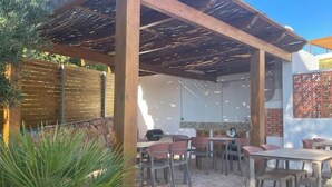 Outdoor dining - Vrbo Property (Faro)