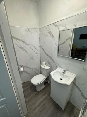 Bathroom - Standard Twin Room (Salford)