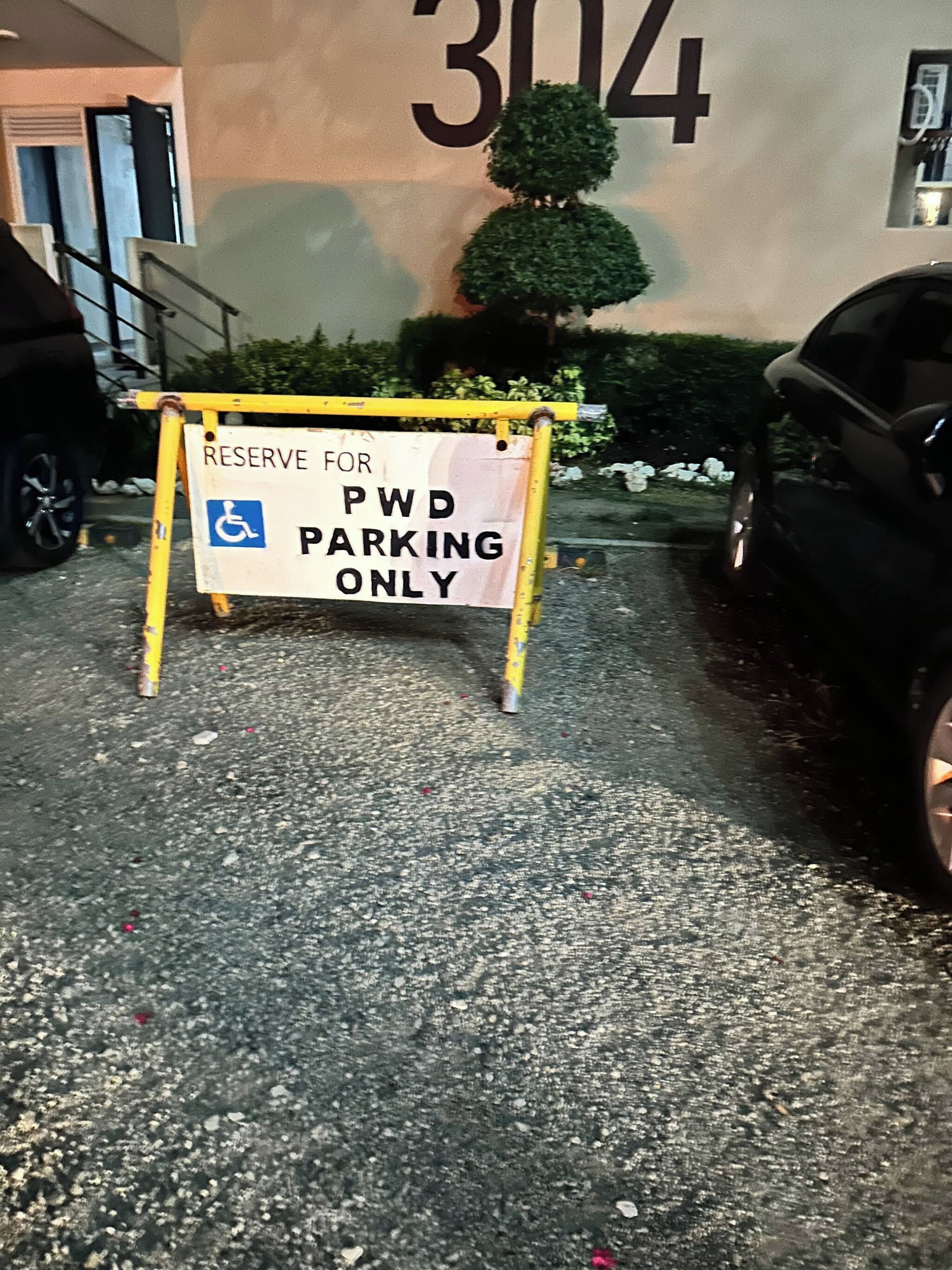 En skylt som visar att parkeringsplatsen är reserverad för personer med funktionsnedsättning.