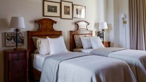 Room - La Giovanna guest room features a sumptuous antique bed that (Chieri)