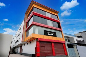 Un immeuble à plusieurs étages sur lequel on peut lire l’inscription : « TOWNHOUSE, services d’entreprise ».