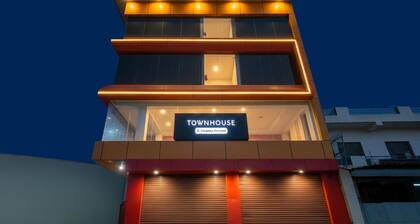 Super Townhouse Mandoli Metro Station