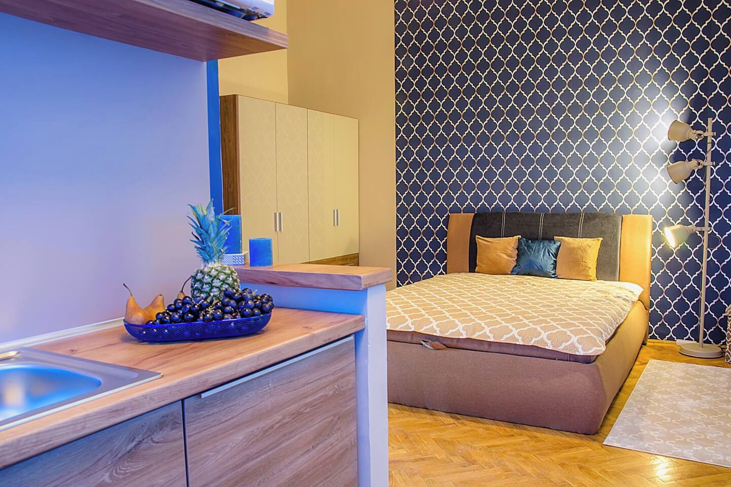 Ein modernes Schlafzimmer mit einem Bett, einem Nachttisch und einem Beistelltisch mit Lampe.