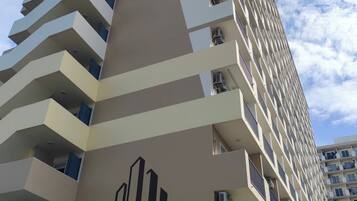 Un edificio de gran altura con una fachada distintiva en zigzag, identificado como 'SAEKYUNG 304'.
