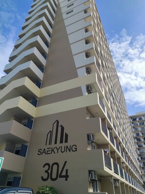 Un edificio de gran altura con una fachada distintiva en zigzag, identificado como 'SAEKYUNG 304'.