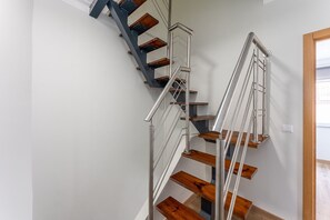 A staircase with metal railings and wooden steps. - Nomad's Family - 2-Bedroom Apartment at The Docks in Porto (Porto)