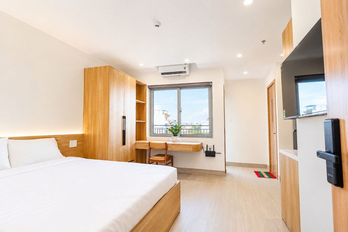 Kamar Double Deluks, balkon, pemandangan kota | Meja kerja, ruang kerja ramah laptop, dan Wi-Fi gratis