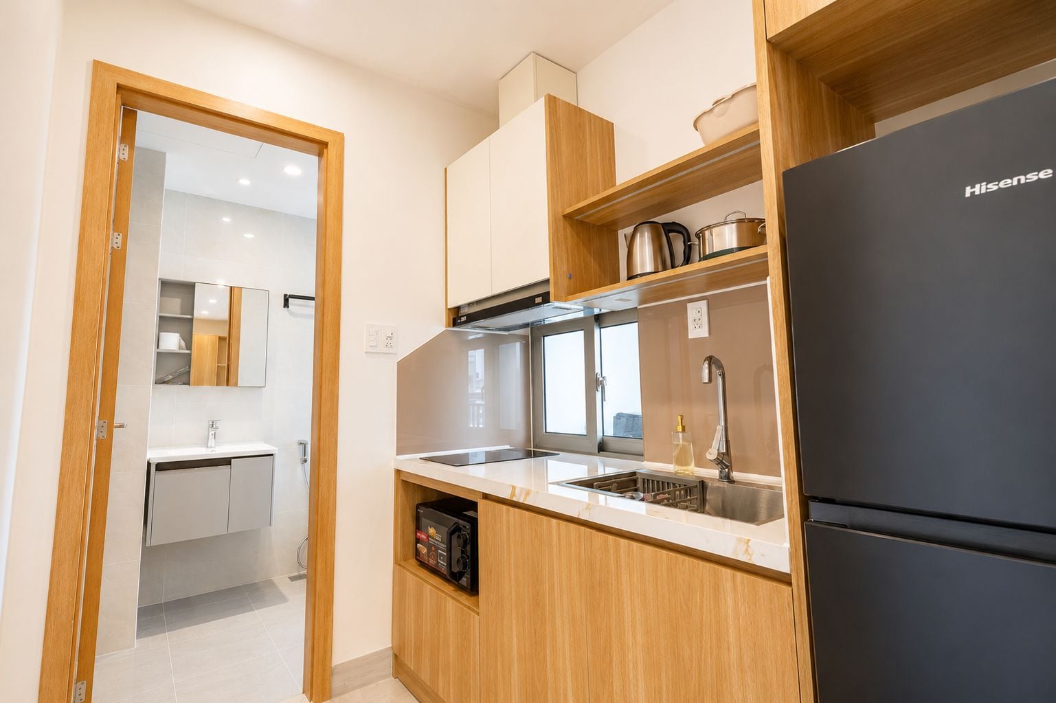 Una cocina moderna con horno empotrado, lavaplatos y refrigerador.