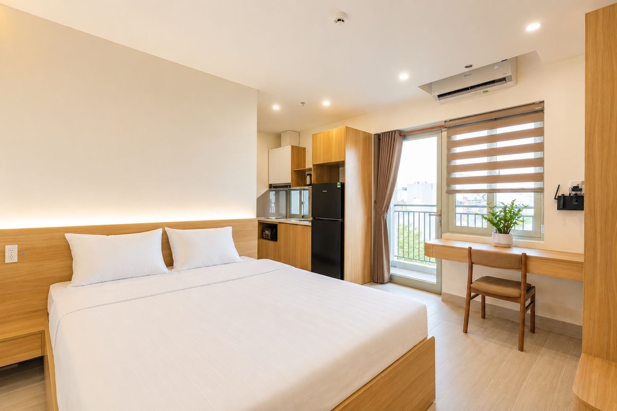Studio Suite Deluks, balkon, pemandangan kota | Meja kerja, ruang kerja ramah laptop, dan Wi-Fi gratis