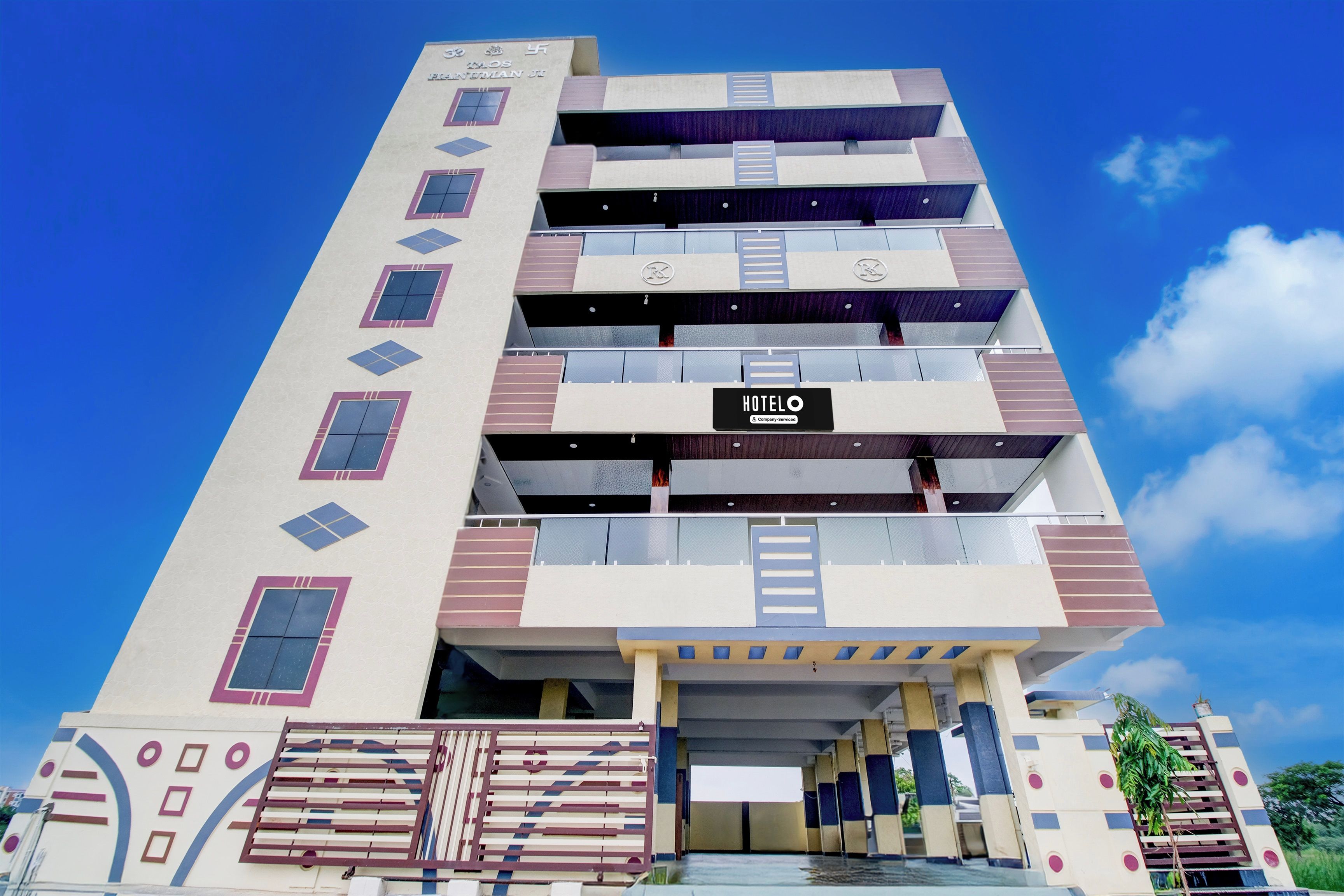 Um hotel com vários andares e design moderno, com uma placa de 'HOTEL' bem visível na fachada.