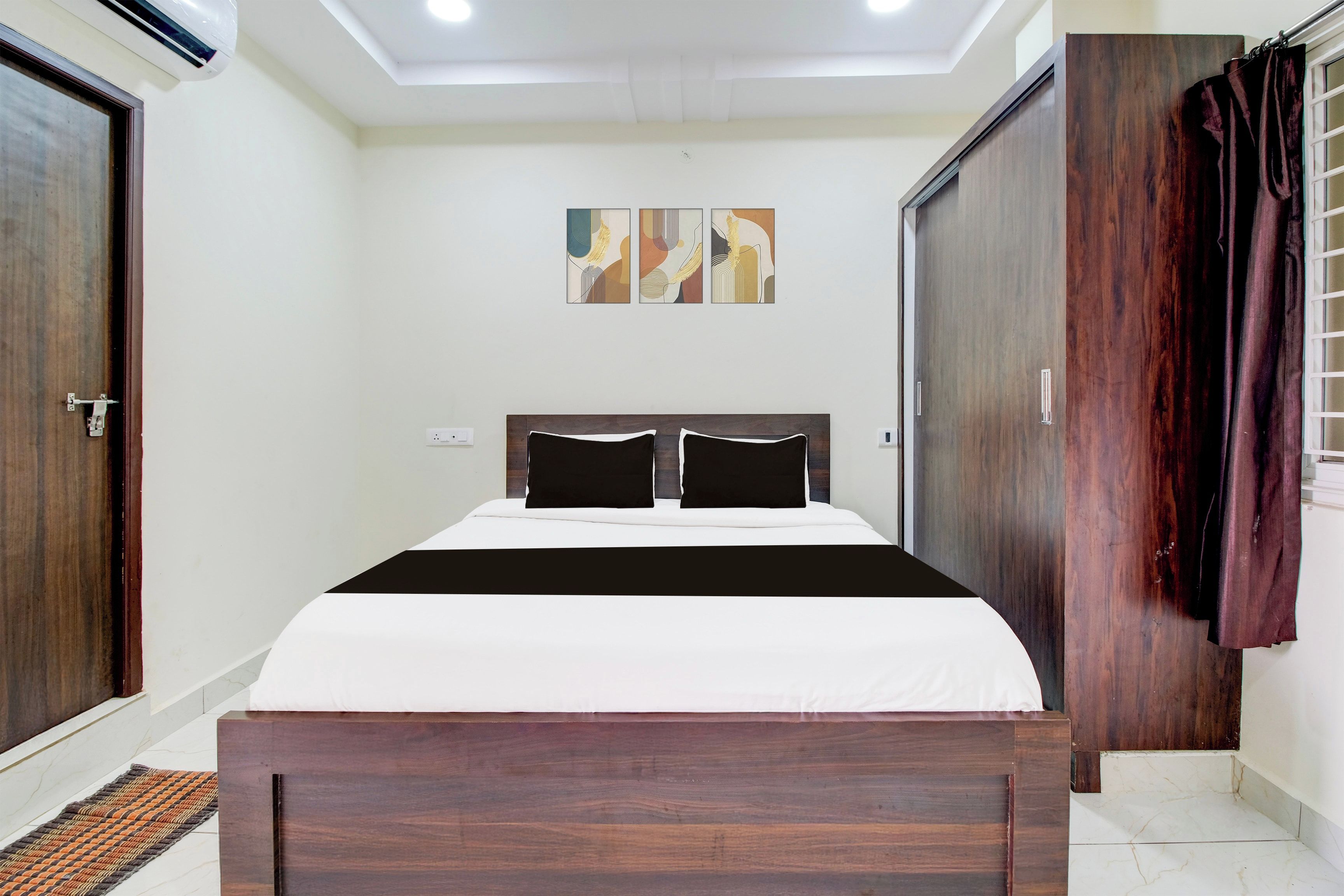 Un dormitorio con cama, armario y un cuadro en la pared.