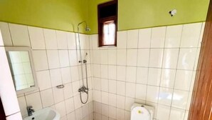 Habitación doble Deluxe, vista al jardín | Baño | Regadera, pantuflas, toallas, jabón 