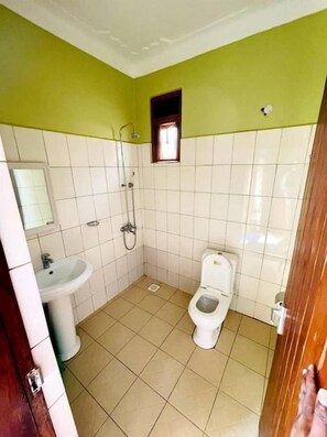 Deluxe-Doppelzimmer, Gartenblick | Badezimmer | Dusche, Hausschuhe, Handtücher, Seife
