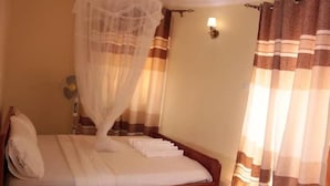 Habitación doble Deluxe, vista al jardín | Wifi gratis, decoración personalizada y muebles diferentes 